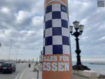 Ma le partite sulla �rotonda� del lungomare non si disputano sono solo tra squadre italiane. Su un altro palo notiamo infatti uno sticker a scacchi bianchi e viola: � quello dell�Austria Vienna, vincitrice di ben ventiquattro titoli nazionali